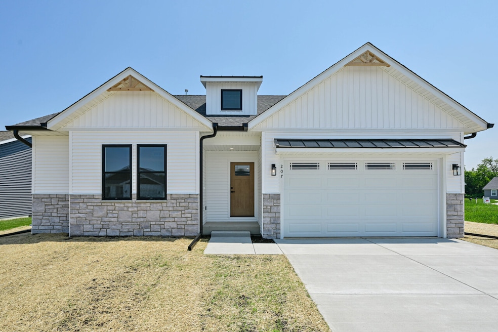 213 Cedar Ave, Delavan, WI 53115 - photo 1