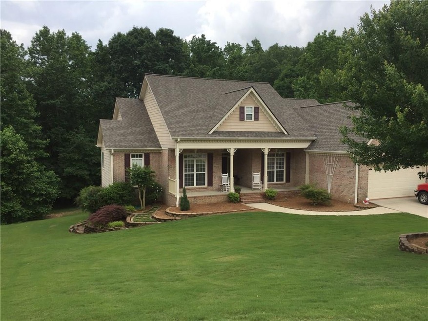 Beautifully Landscaped Yard!
