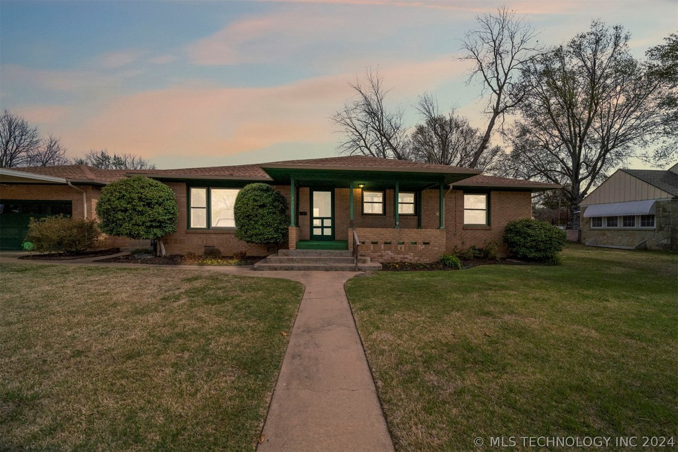 310 E 10th St, Claremore, OK 74017 - photo 1