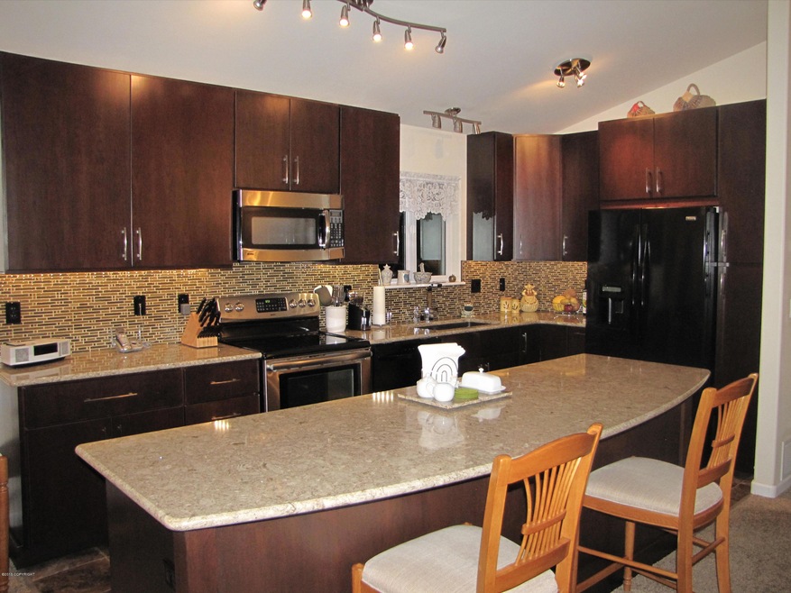 Spacious Kitchen w/Stainless Appliances