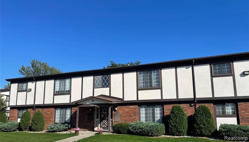 22843 Grove St unit 47, Saint Clair Shores, MI 48080 - photo 1