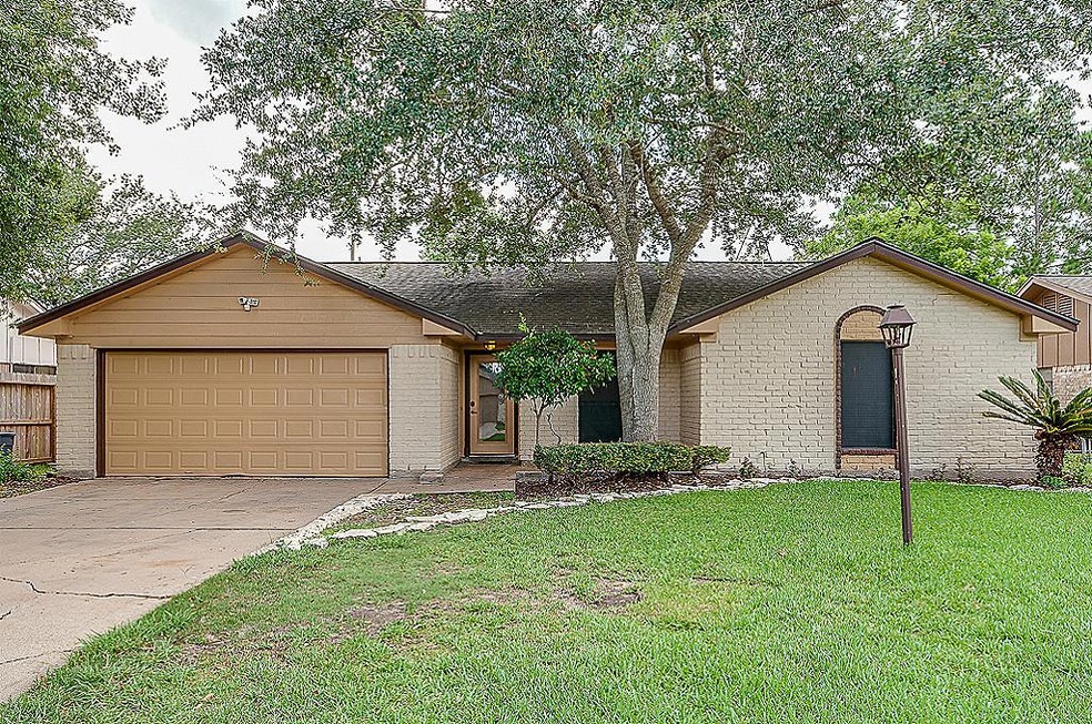 1600 Kings Park Dr, Alvin, TX 77511 - photo 1