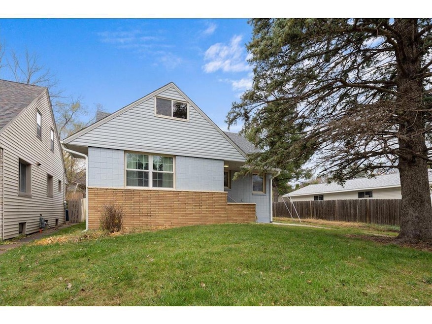1365 N Woodbridge St, Saint Paul, MN 55117 - photo 1