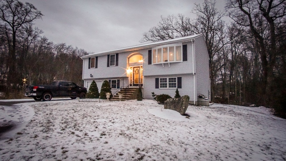 8 Admiral Point Dr, South Dartmouth, MA 02748 - photo 1