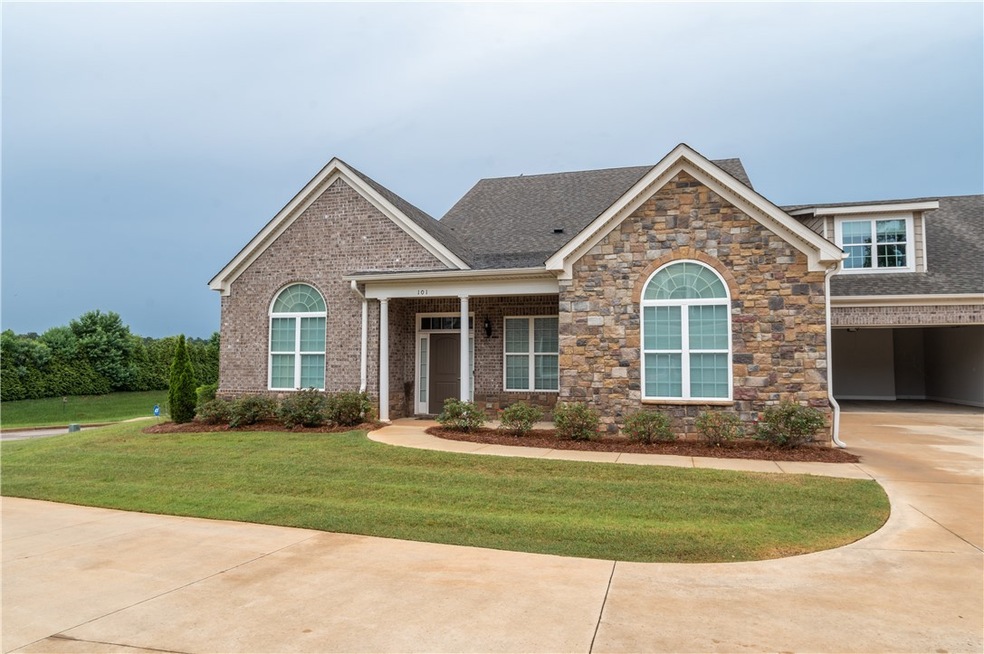 668 Villas Way #101