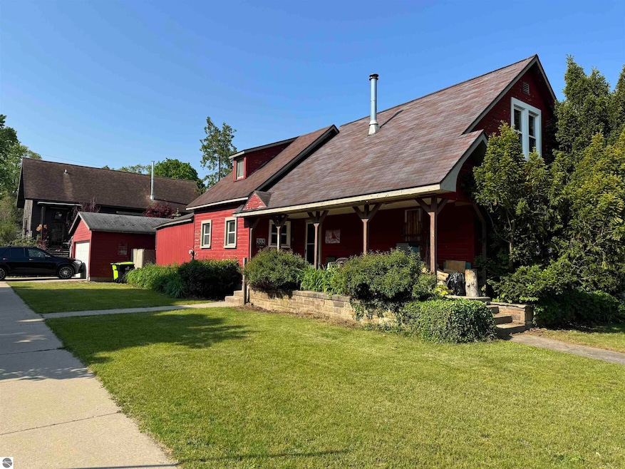 303 W Ninth St, Traverse City, MI 49684 - photo 1