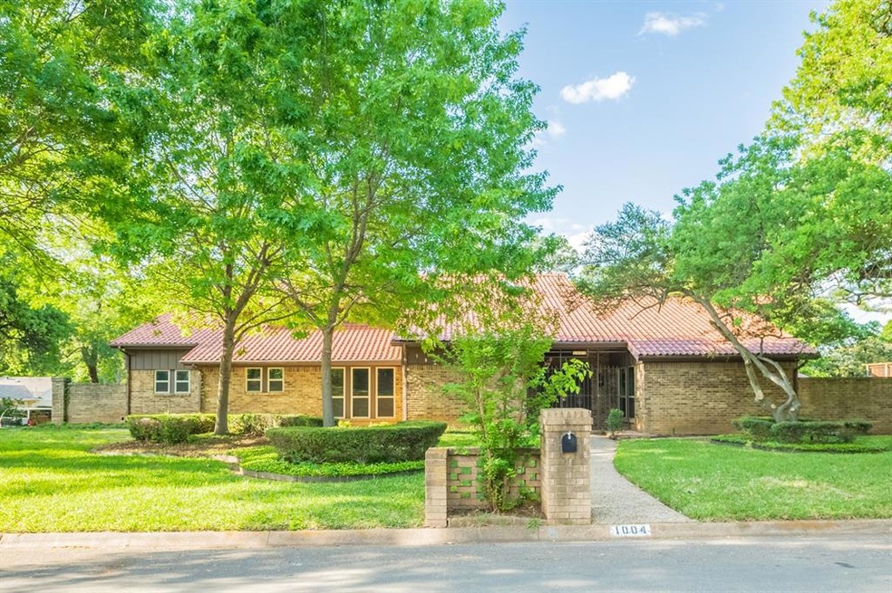 1004 Lynhurst Ln, Denton, TX 76205 - photo 1