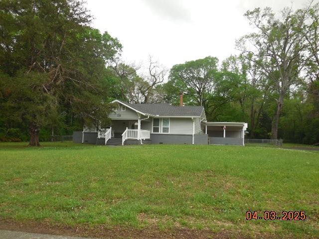 View of front facade featuring a front yard