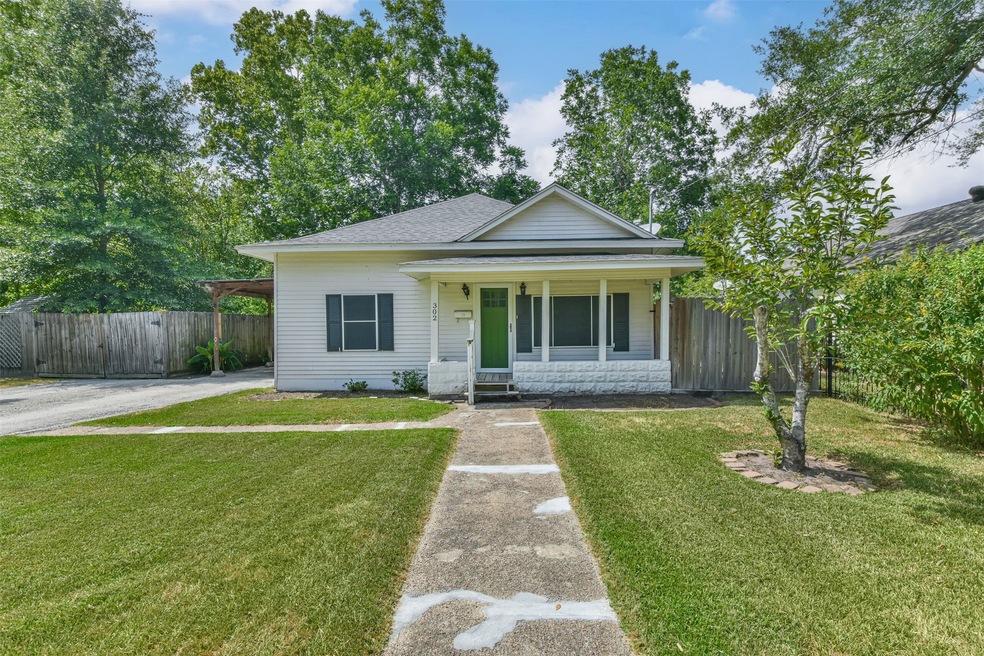 302 Oxford St, Tomball, TX 77375 - photo 1