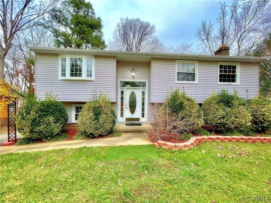 Large split foyer with almost 2000 sq.ft. of livin