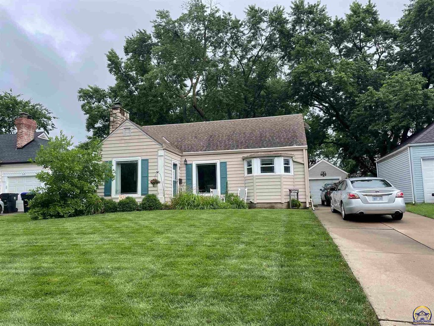 311 SW Hillside Ave, Topeka, KS 66611 - photo 1