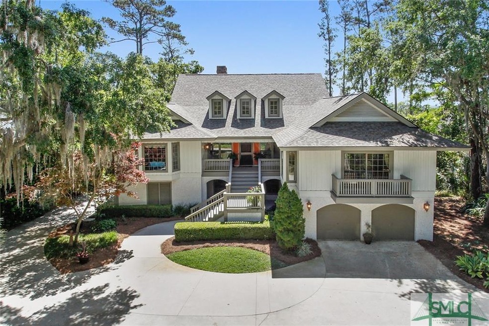 A stately entrance and gorgeous dimensional archit