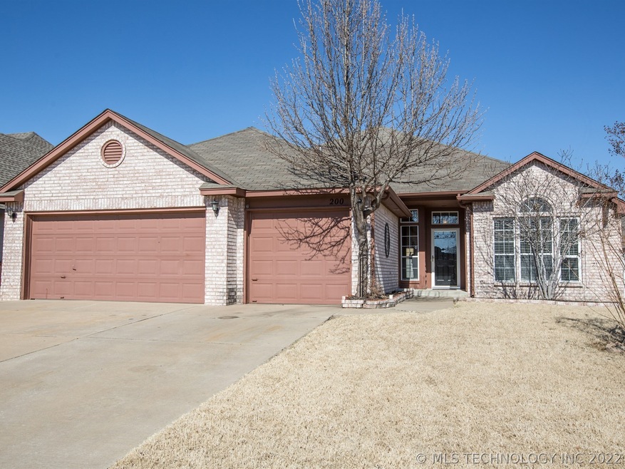 Spacious split plan with raised ceilings and lots