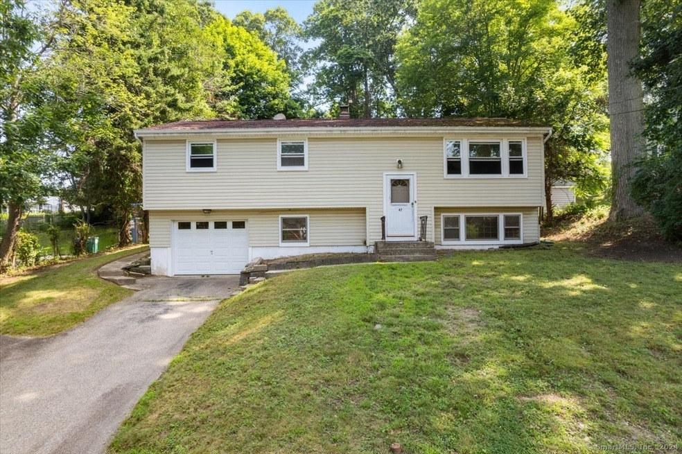 Welcome to 47 Evergreen Lane Oakdale