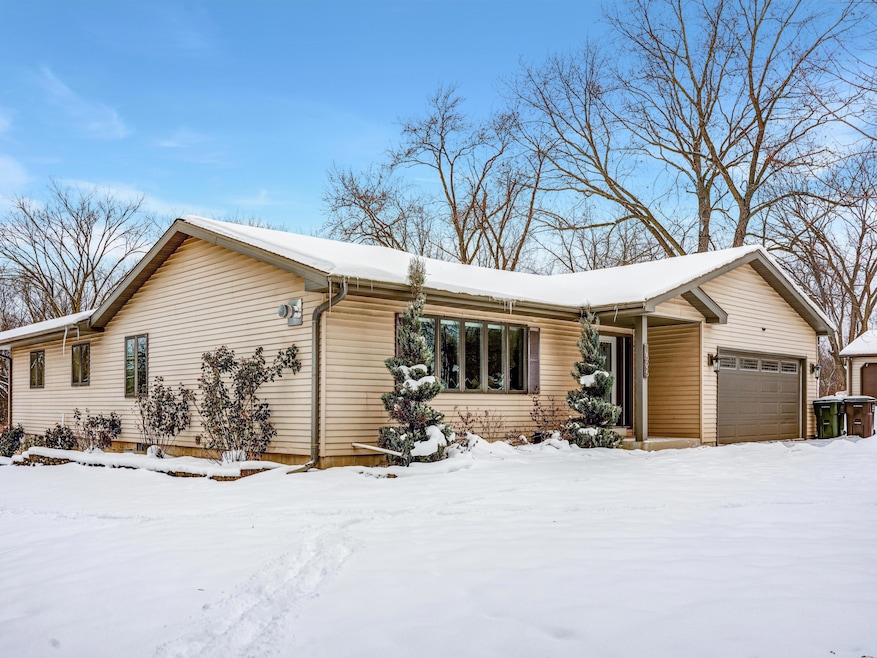 1525 S Calhoun Rd, New Berlin, WI 53151 - photo 1