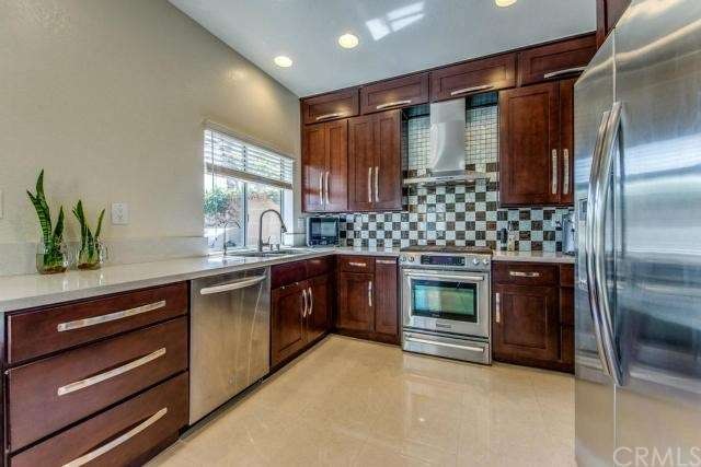 Upgraded kitchen w. quartz countertops, glass mosa
