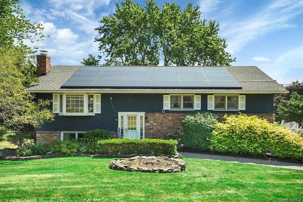 8 Neptune Ct, Monroe, NY 10950 - photo 1