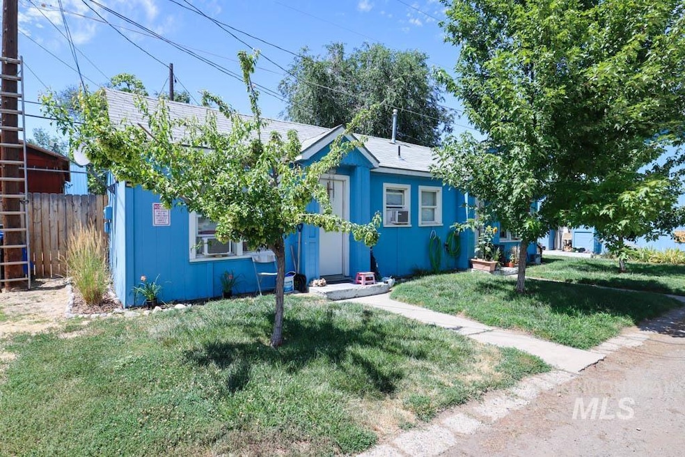 124 NW 4th Ave, Ontario, OR 97914 - photo 1