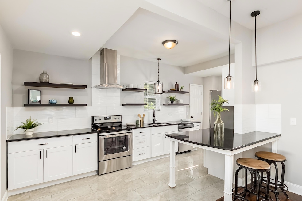 T 756 Stewart Ave00022