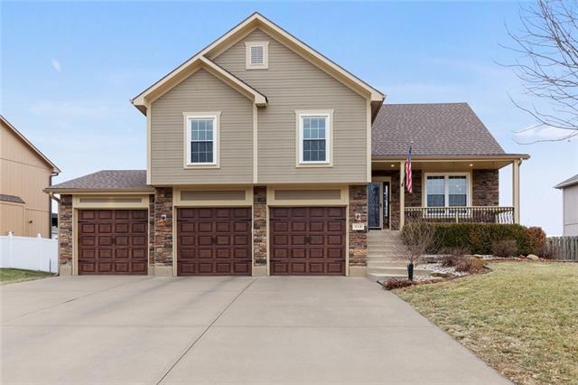 910 Trailway Dr, Raymore, MO 64083 - photo 1