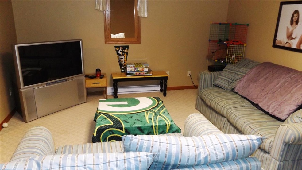 W5563 Mutzy Way, Appleton, WI 54915 - photo 1