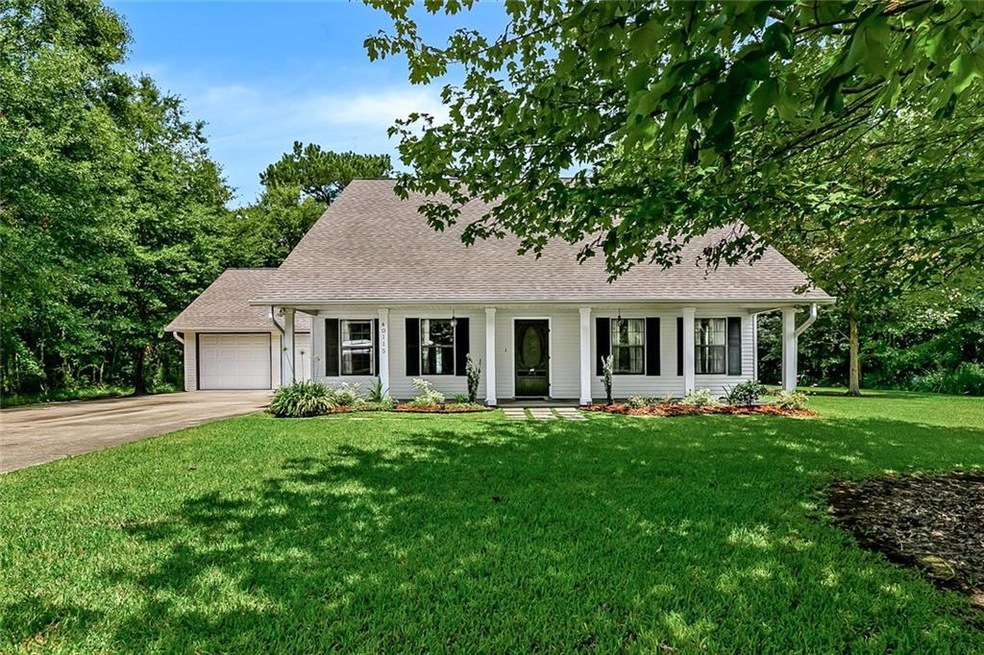 Meticulously kept Acadian home on an acre!