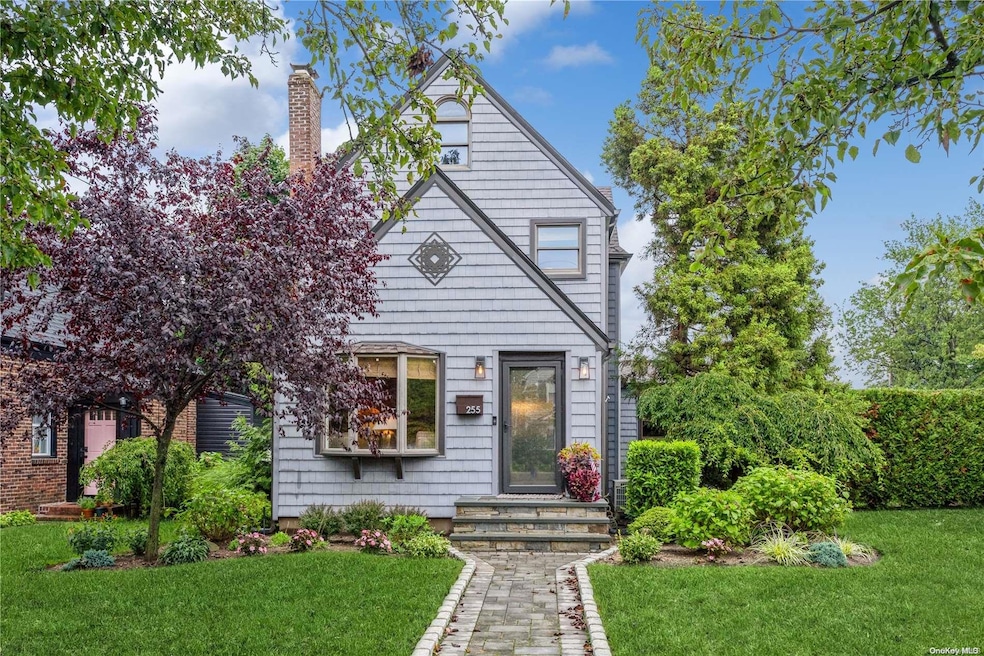 Sold $800,000 • Co-Listing Agent