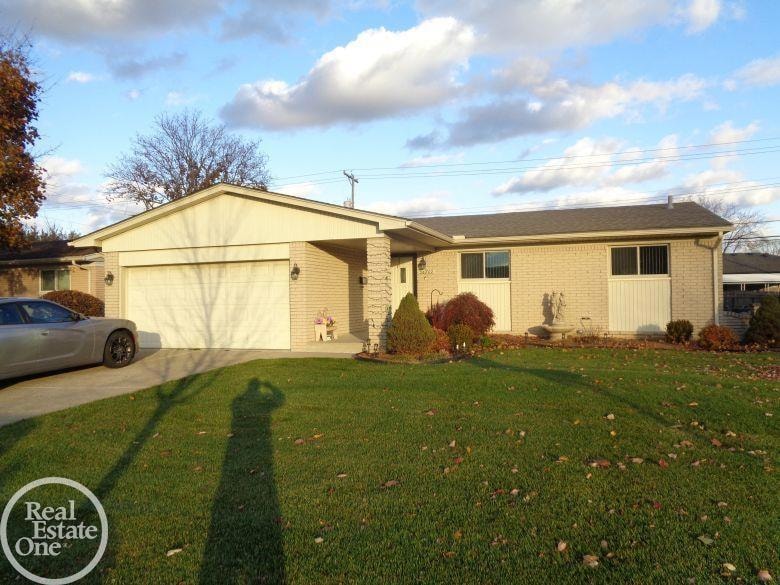 36702 Samoa Dr, Sterling Heights, MI 48312 - photo 1
