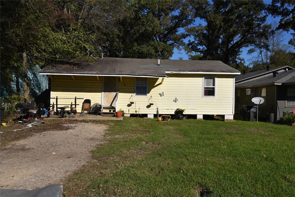 View of front facade with a front lawn