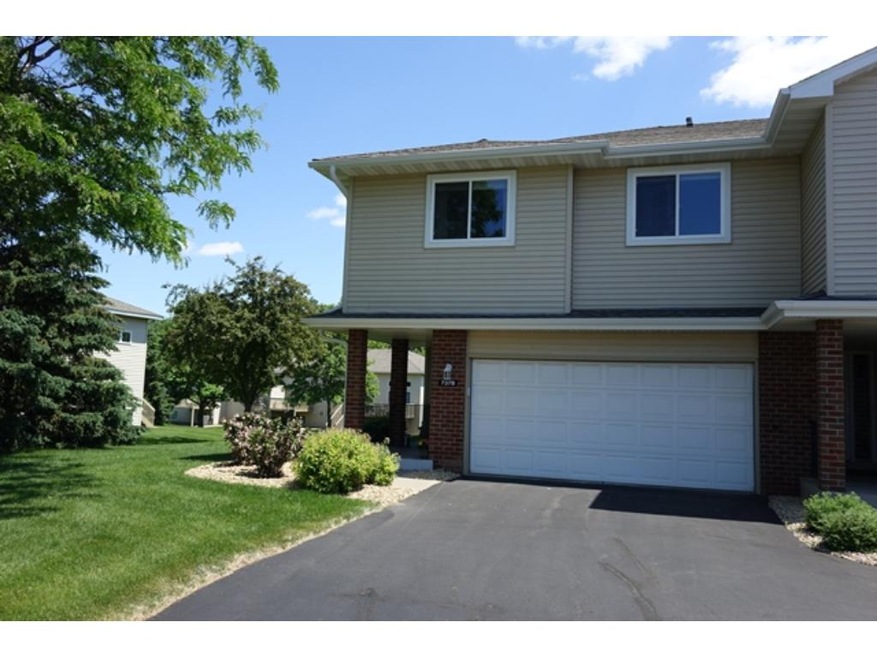 Welcome Home! Lovely end unit town home updated an