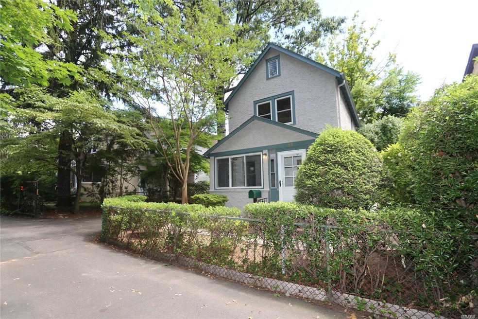 11 Potters Ct, Great Neck, NY 11024 - photo 1