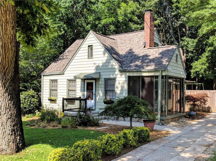 Imagine this adorable home greeting you every day.