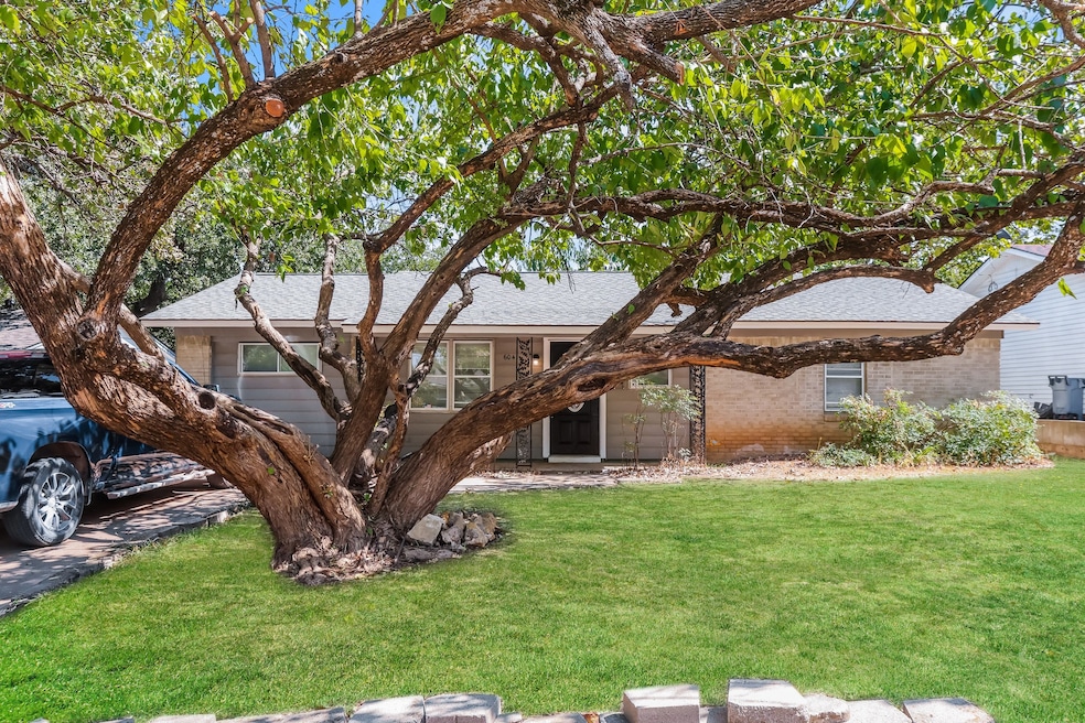 604 Stonewall Dr, Euless, TX 76039 - photo 1