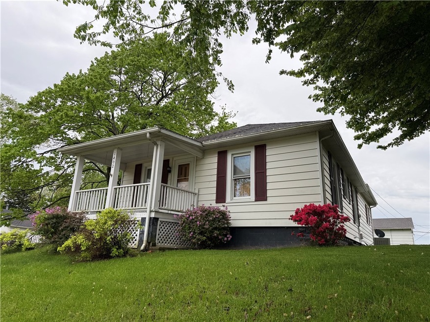 1402 W Randolph St, Vandalia, IL 62471 - photo 1