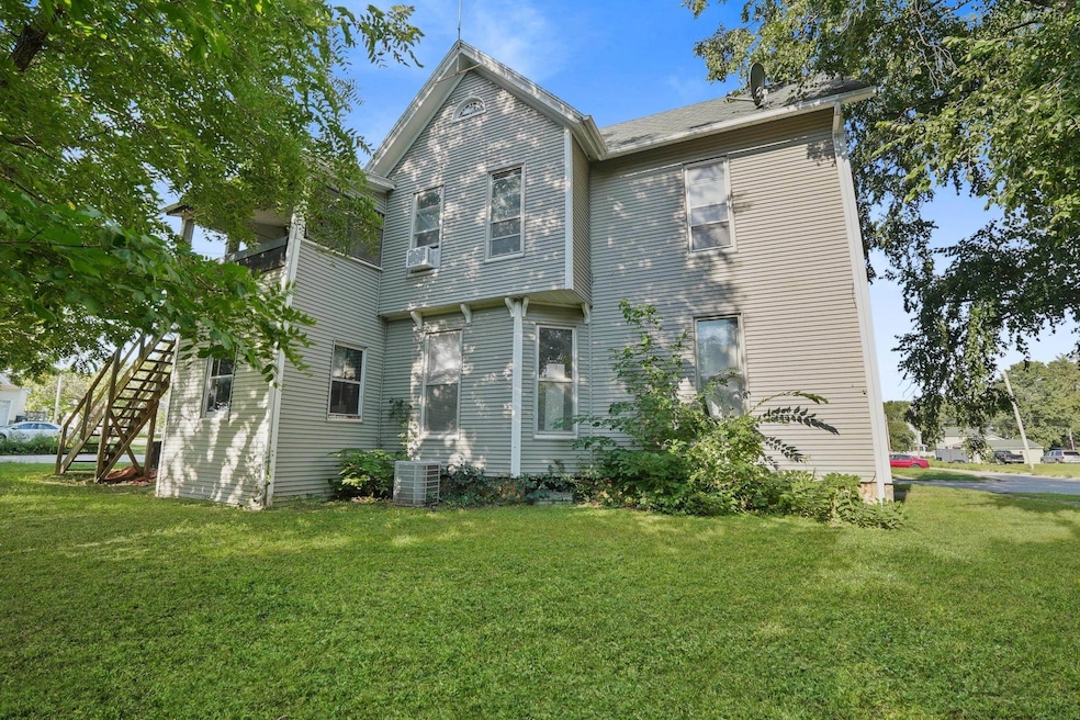 526 W 8th St, Cedar Falls, IA 50613 - photo 1