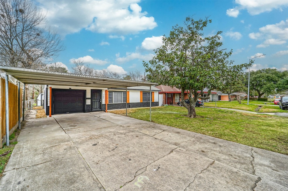 707 E 43rd St, Houston, TX 77022 - photo 1