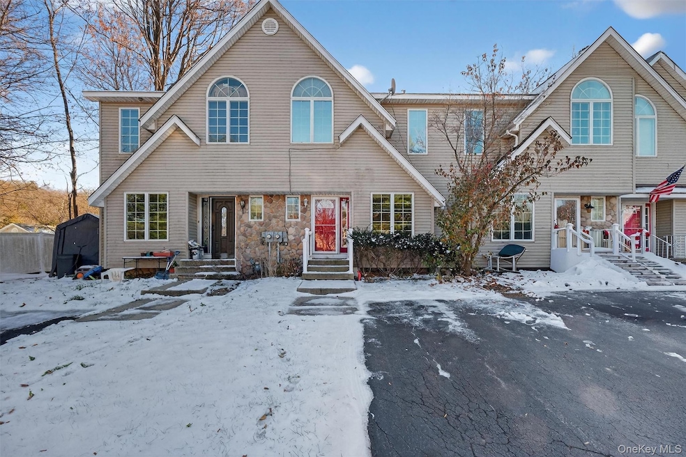 90 Roundtree Ct, Beacon, NY 12508 - photo 1