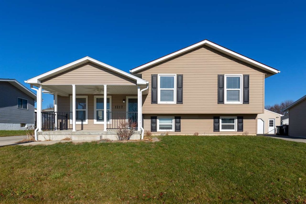 1217 Ingersoll Rd, Waterloo, IA 50701 - photo 1