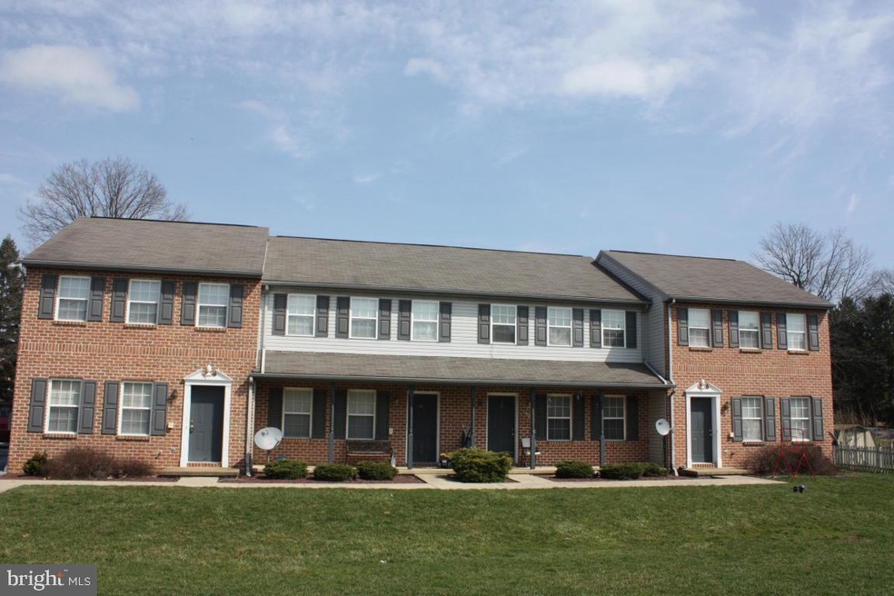 524 E Main St, New Holland, PA 17557 - photo 1