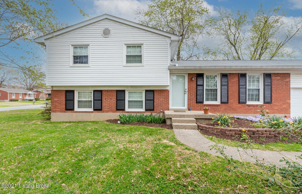 9301 Cloverwood Ln, Louisville, KY 40291 - photo 1