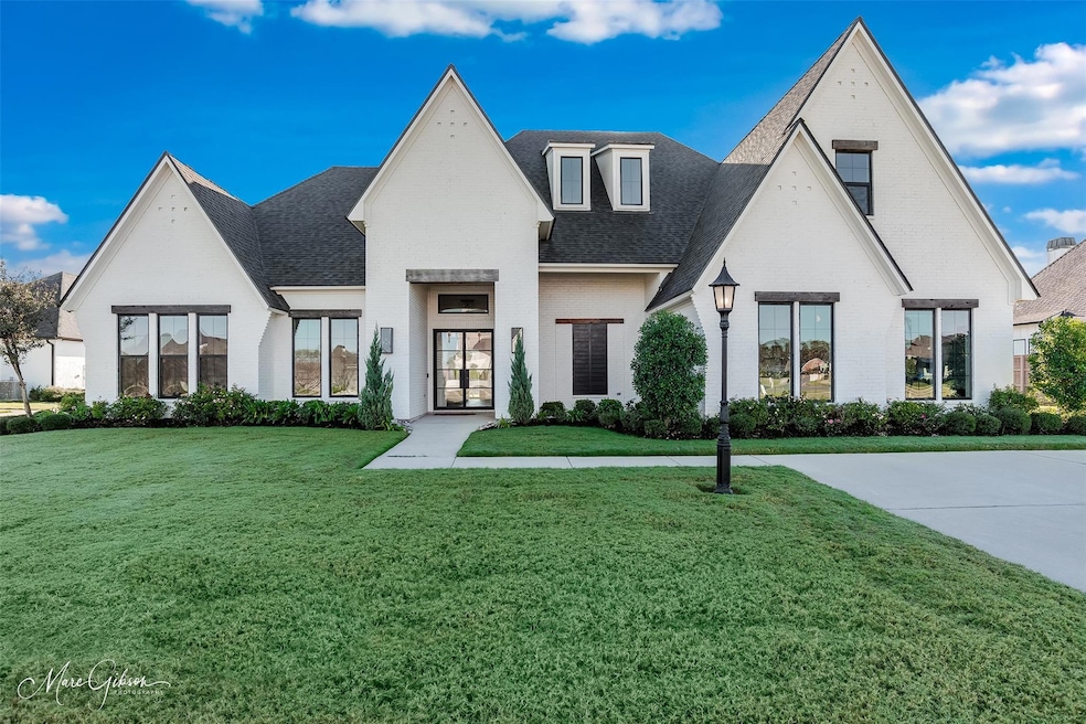View of front facade featuring a front yard