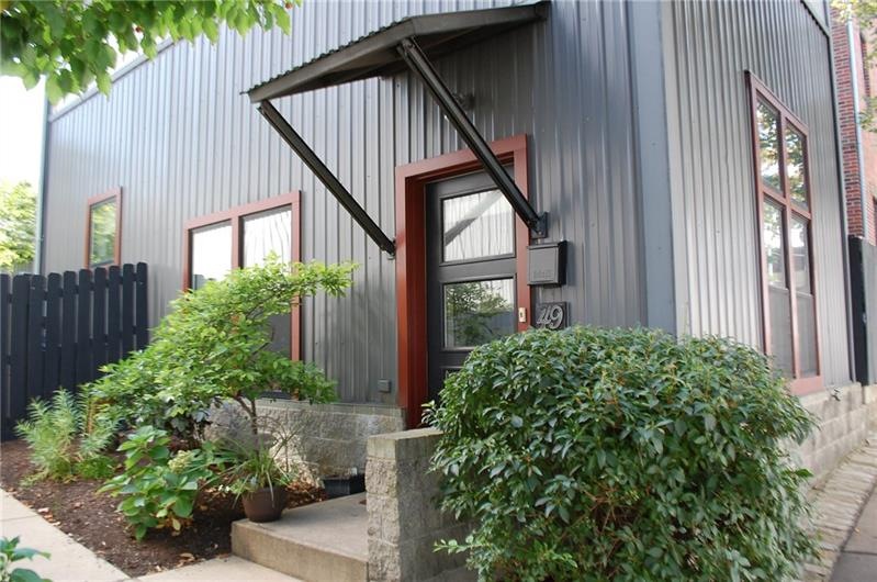 Welcome home to this beautiful townhouse in a grea