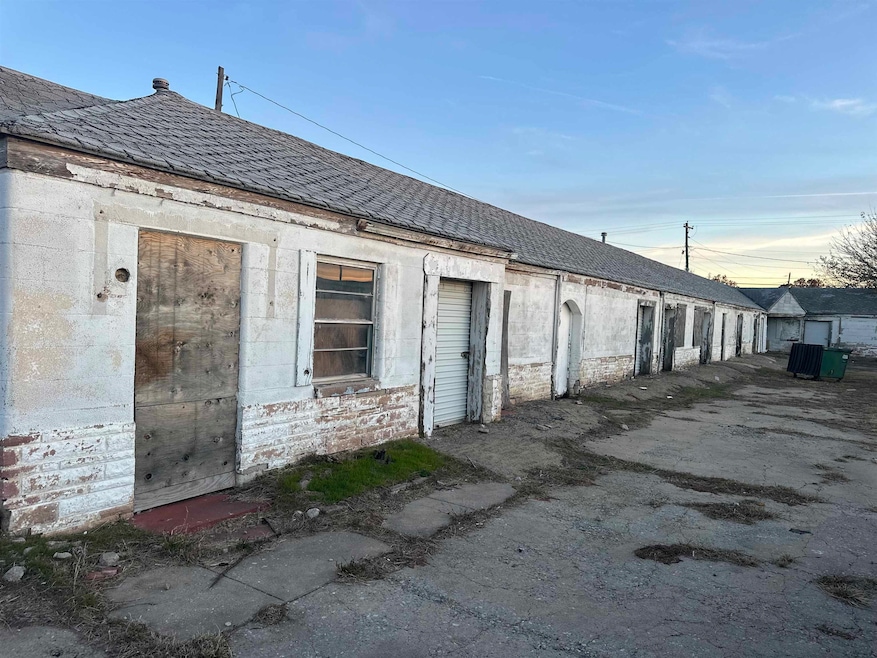 401 Russworm Dr, Watonga, OK 73772 - photo 1