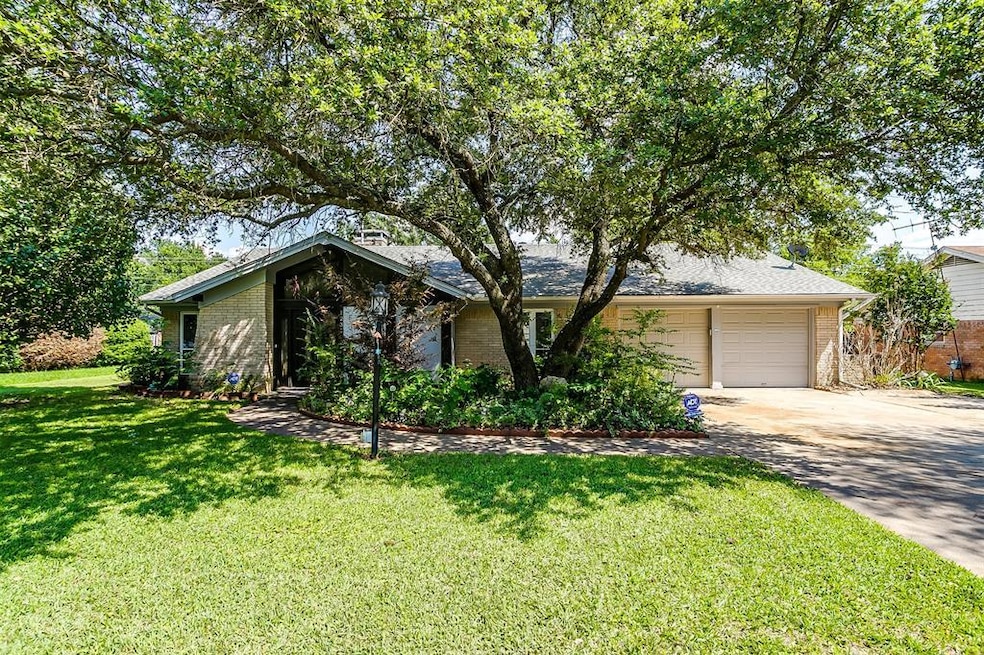 1231 Crestwood Dr, Cleburne, TX 76033 - photo 1