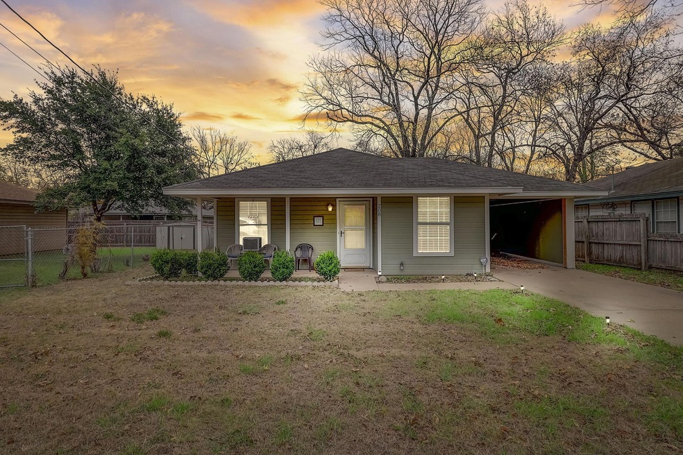 208 N Holloway St, Cleburne, TX 76033 - photo 1