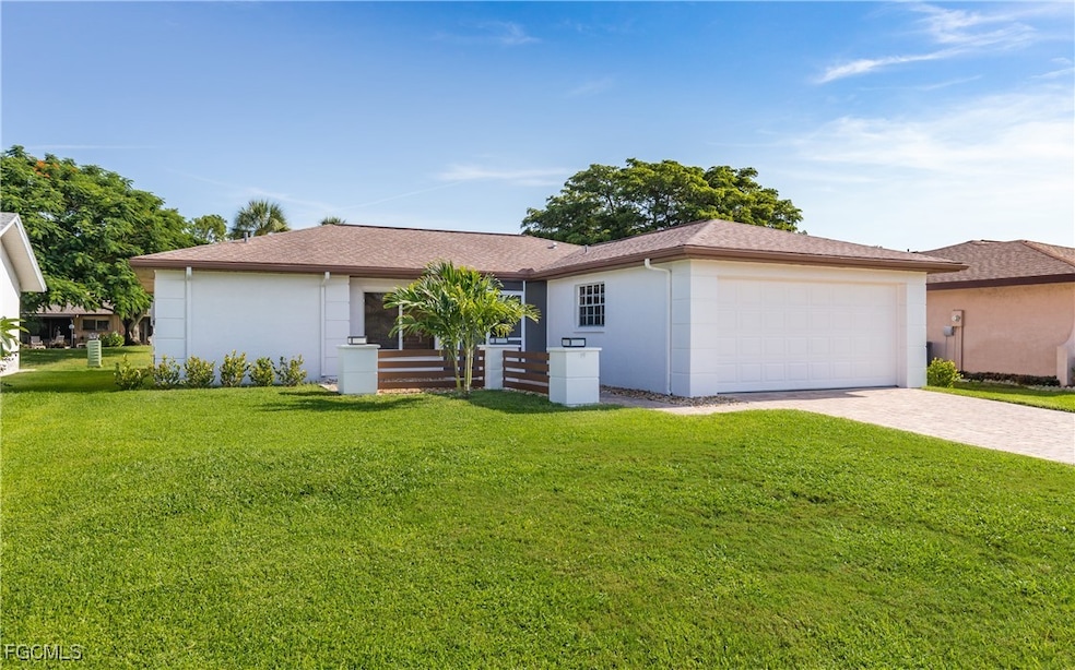 Ranch-style house with driveway, an attached garage, a front lawn, stucco siding, and a shingled roof