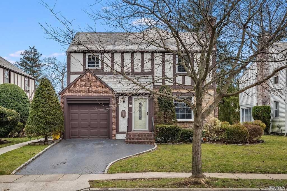 19 Birch Ln, Valley Stream, NY 11581 - photo 1