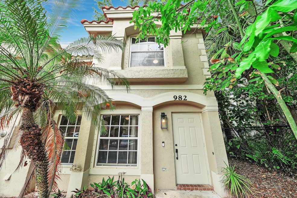 982 Summit Lake Dr, West Palm Beach, FL 33406 - photo 1