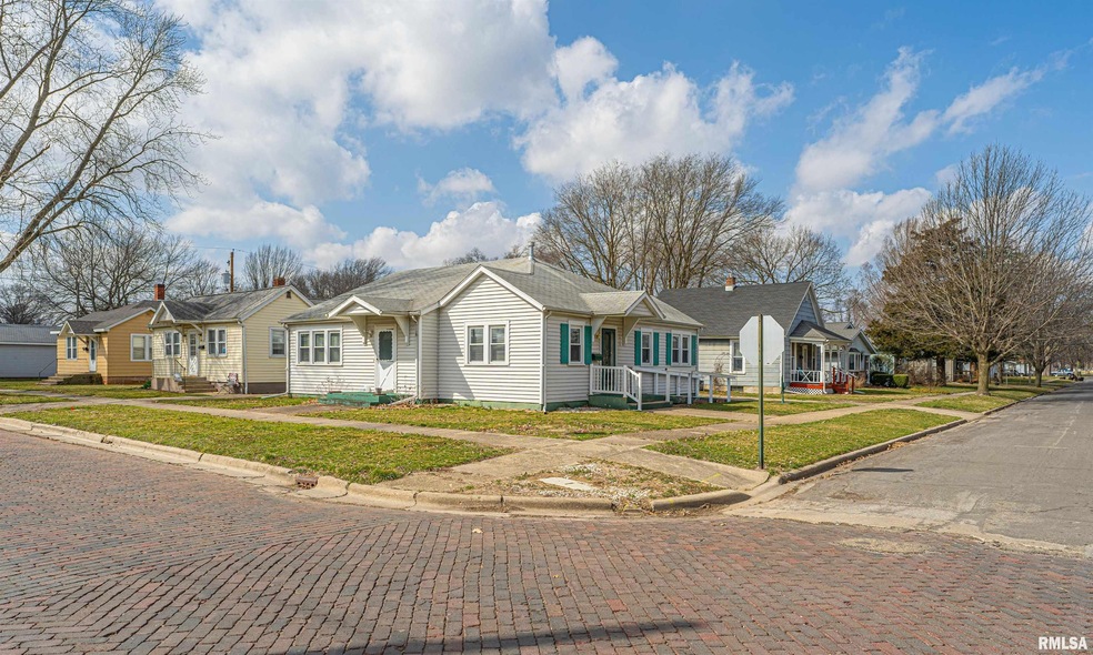 1029 Clinton St, Lincoln, IL 62656 - photo 1