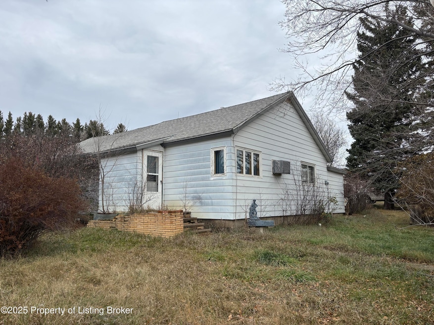 808 2nd Ave NW, Hettinger, ND 58639 - photo 1